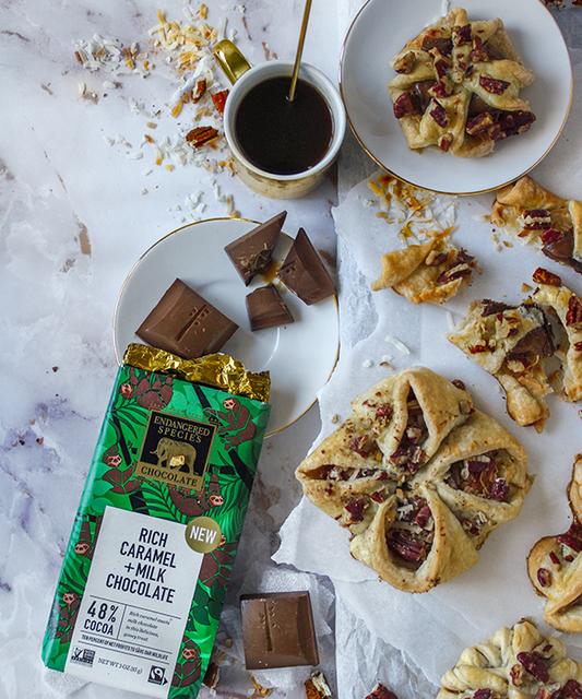 Caramel chocolate pastry puffs